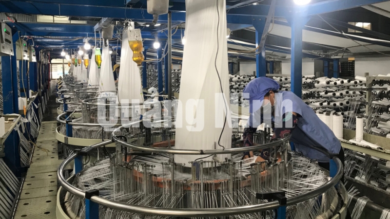 Quy trình dệt từ sợi nhựa tổng hợp để sản xuất bao bì tại Công ty TNHH Bao bì quốc tế Bình An Việt Nam (9-2018). Ảnh: Khánh Giang