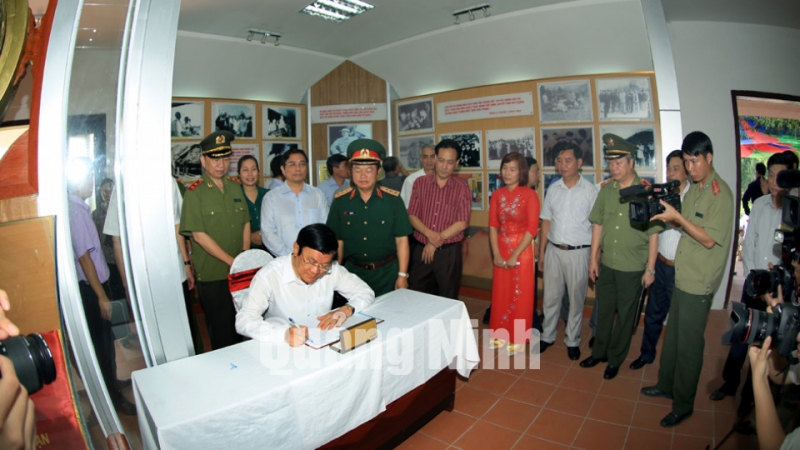 Chủ tịch nước ghi cảm tưởng tại Khu lưu niệm Chủ tịch Hồ Chí Minh trên đảo Ngọc Vừng (Vân Đồn).