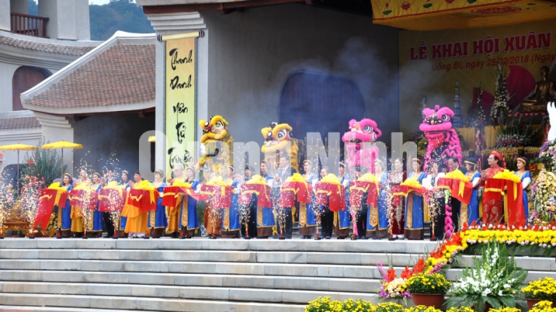 Các đại biểu cắt băng khánh thành Trung tâm Văn hóa Trúc Lâm (2-2018). Ảnh: Minh Hà