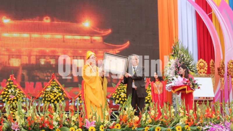 Tổ chức Kỷ lục Việt Nam trao bằng chứng nhận kỷ lục “Ngôi chùa trên núi có chính điện lớn nhất” cho chùa Ba Vàng tại lễ khánh thành.