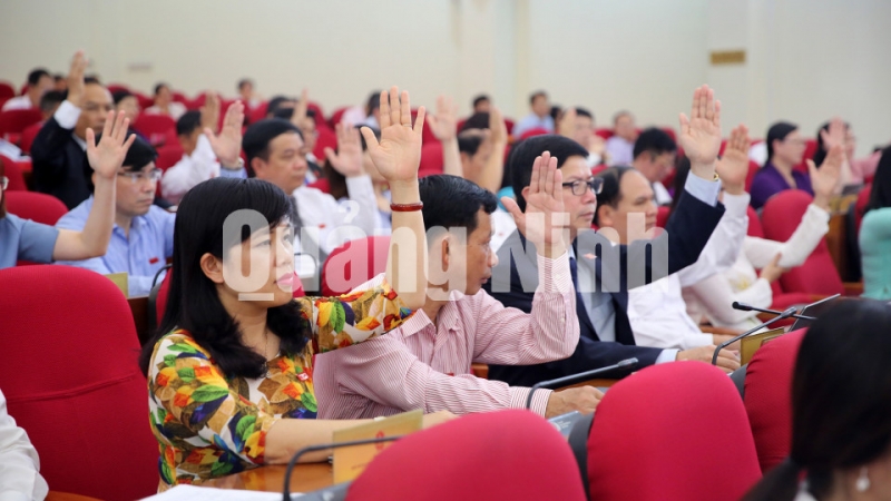 Các đại biểu HĐND tỉnh biểu quyết thông qua 18 nghị quyết (7-2018). Ảnh: Hùng Sơn