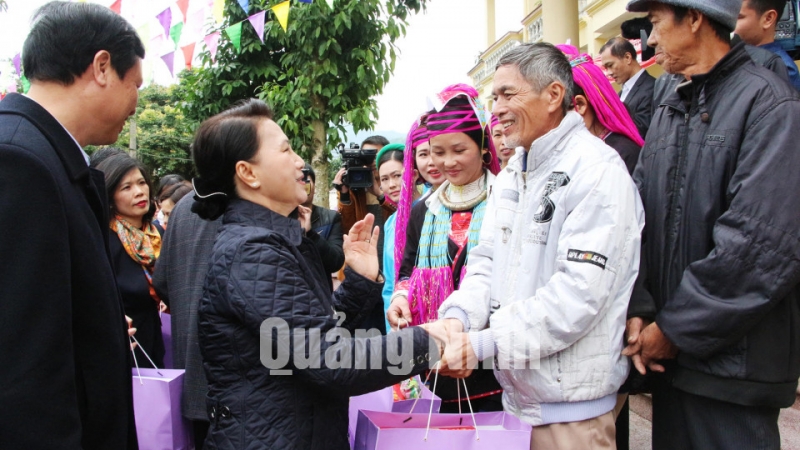 Chủ tịch Quốc hội Nguyễn Thị Kim Ngân thăm, tặng quà người dân xã Hải Sơn, TP Móng Cái.