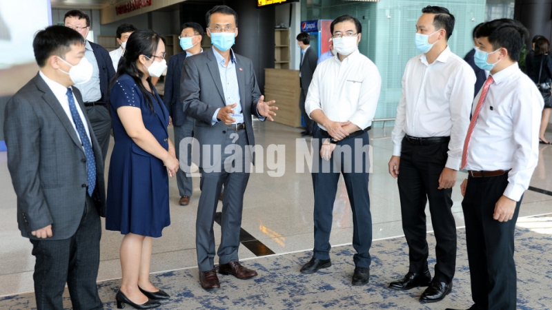Đoàn các nhà đầu tư Hàn Quốc đến thăm Cảng hàng không Quốc tế Vân Đồn (8-2020). Ảnh: Đỗ Phương