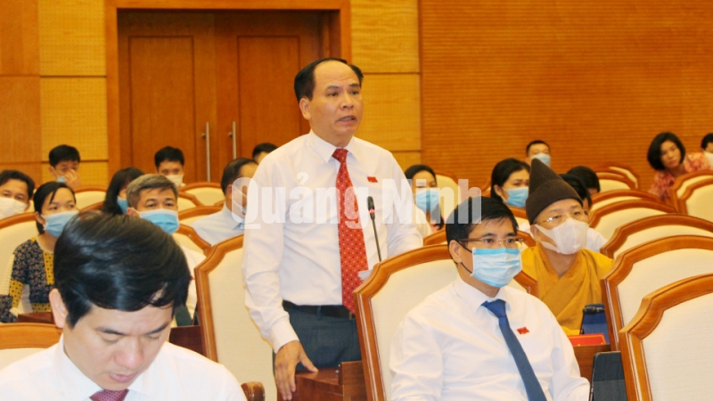 Đại biểu Trần Văn Lâm, tổ đại biểu Uông Bí thảo luận tại kỳ họp (9-2020). Ảnh: Thu Chung