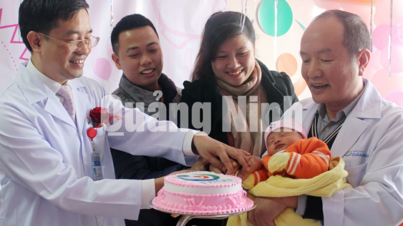 Bệnh viện Sản Nhi tỉnh đã tổ chức chương trình chào đón em bé đầu tiên ra đời bằng phương pháp thụ tinh trong ống nghiệm.