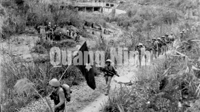 Những đơn vị bộ đội đầu tiên tiến vào tiếp quản mỏ than Đèo Nai (4-1955). Ảnh tư liệu của Bảo tàng Quảng Ninh