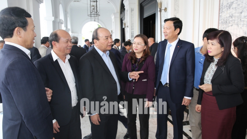 Thủ tướng Chính phủ Nguyễn Xuân Phúc trò chuyện với lãnh đạo tỉnh.