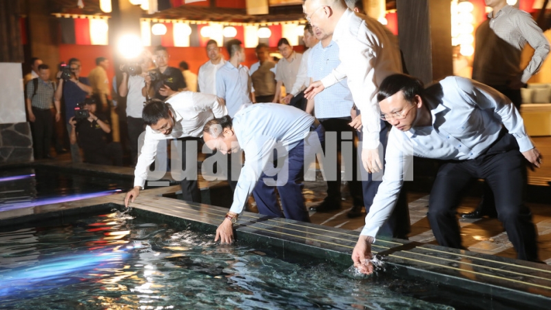 Thủ tướng kiểm tra nhiệt độ nước khoáng nóng tại Khu nghỉ dưỡng Yoko Onsen Quang Hanh (5-2020). Ảnh: Trung tâm Truyền thông Quảng Ninh