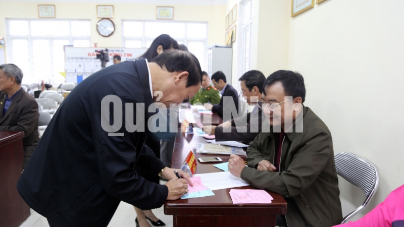 Cử tri khu phố 8, phường Hồng Hải, TP Hạ Long hào hứng trong ngày bầu cử khu trưởng (1-2020). Ảnh: Hùng Sơn