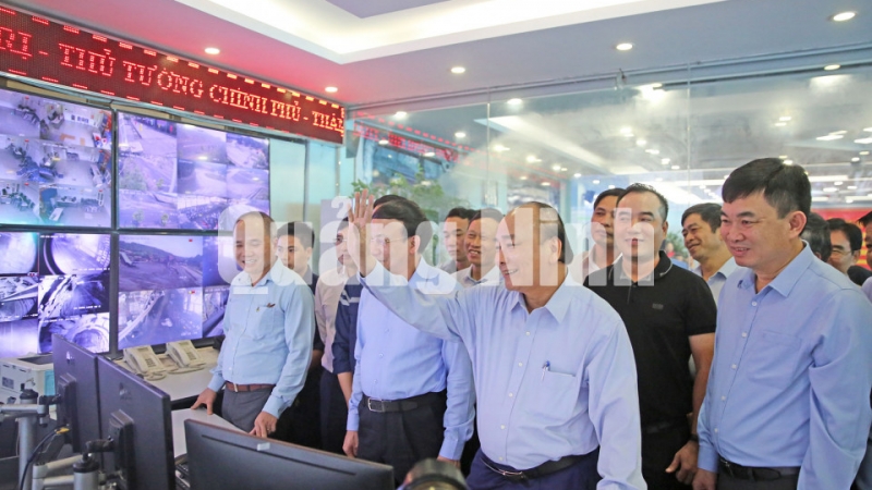 Thủ tướng Nguyễn Xuân Phúc, trò chuyện trực tuyến với thợ lò Công ty CP Than Hà Lầm đang làm việc tại mức -300m (5-2020). Ảnh: Trung tâm Truyền thông Quảng Ninh