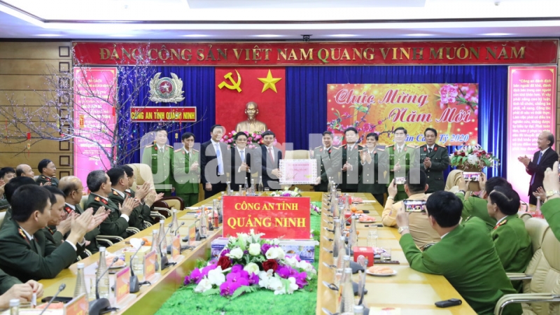 Các đồng chí lãnh đạo tỉnh chúc Tết CBCS Công an tỉnh (1-2020). Ảnh: Hồng Nhung