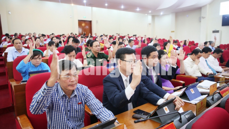 Các đại biểu HĐND tỉnh biểu quyết thông qua các nghị quyết (7-2019). Ảnh: Đỗ Phương
