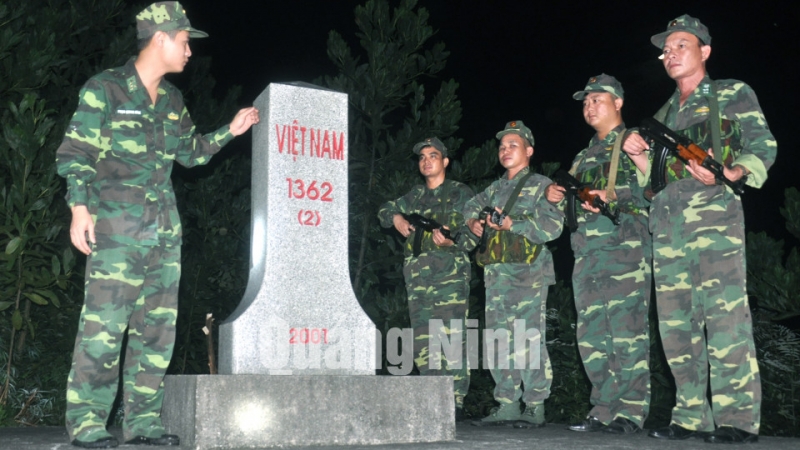 Cán bộ, chiến sĩ Đồn Biên phòng Bắc Sơn (TP Móng Cái) tổ chức tuần tra bảo vệ đường biên, cột mốc trên địa bàn đơn vị phụ trách (9-2018). Ảnh: Quang Minh