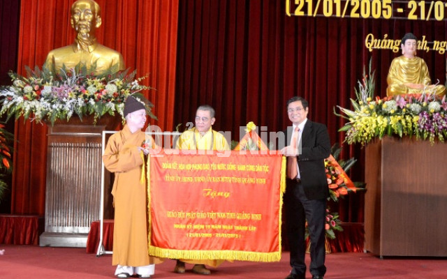 Bí thư Tỉnh ủy Phạm Minh Chính tặng Giáo hội Phật giáo bức trướng Đoàn kết, Hoà hợp, Phụng đạo, Yêu nước, Đồng hành cùng dân tộc.