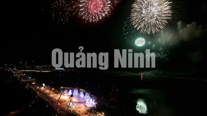 Bắn pháo hoa tầm cao tại Carnaval Hạ Long 2015. Ảnh: Khánh Giang