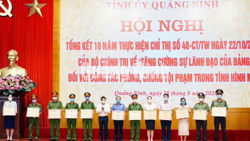 Chủ tịch UBND tỉnh Nguyễn Văn Thắng tặng bằng khen của UBND tỉnh cho các cá nhân có thành tích xuất sắc trong triển khai Chỉ thị số 48 (9-2020). Ảnh: Nguyễn Thanh