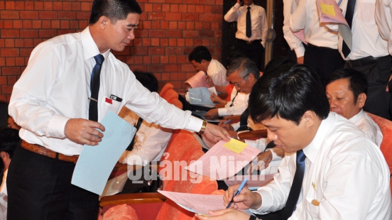 Phát phiếu bầu BCH Đảng bộ Than Quảng Ninh khóa IV