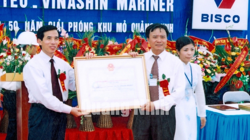 Đồng chí Nguyễn Văn Quynh, Bí thư Tỉnh ủy trao bằng công nhận tàu Container 1016TEU. Công trình chào mừng 50 giải phóng khu mỏ QN, 25-4 (1955-2005).