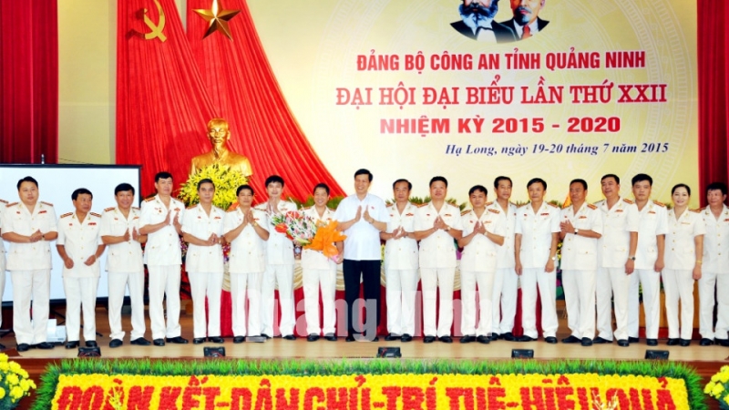 Đồng chí Nguyễn Đức Long, Phó Bí thư Tỉnh ủy, Chủ tịch UBND tỉnh tặng hoa chúc mừng BCH Đảng bộ Công an tỉnh nhiệm kỳ 2015-2020
