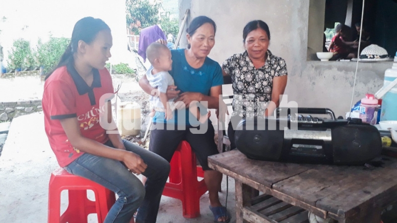 Người dân thôn Chang Nà, xã Tình Húc (huyện Bình Liêu) theo dõi diễn biến kỳ họp được tường thuật trực tiếp trên kênh phát thanh (7-2019). Ảnh: Đỗ Phương