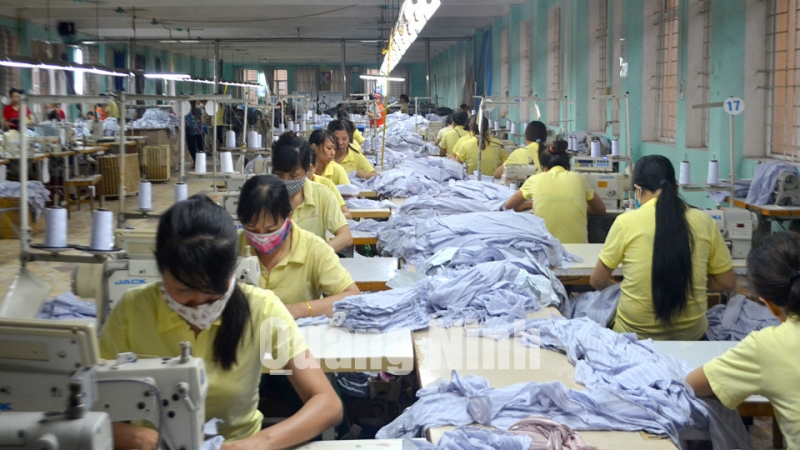 Nữ công nhân làm việc tại Công ty CP May Quảng Ninh (8-2015). Ảnh: Dương Trường