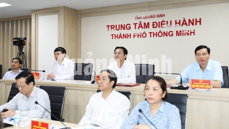 Các đồng chí lãnh đạo tỉnh nghe báo cáo demo Trung tâm Điều hành thông minh tỉnh Quảng Ninh (4-2019). Ảnh: Đỗ Phương
