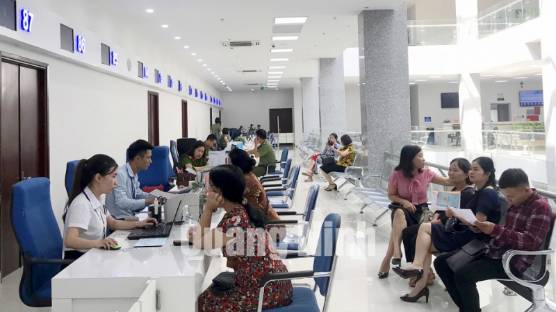 Người dân giải quyết thủ tục hành chính tại Trung tâm HCC tỉnh (9-2019). Ảnh: Hoàng Quỳnh