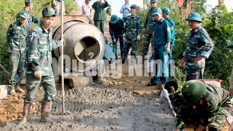 CBCS Trung đoàn Tên lửa 213 giúp nhân dân xã Đồn Đạc (huyện Ba Chẽ) làm đường bê tông (11-2014). Ảnh: Quang Minh