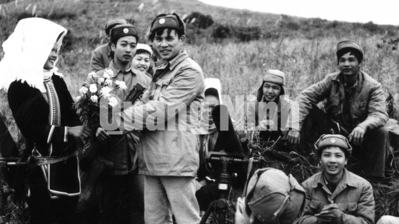 Bức ảnh có tên Mừng các anh chiến thắng chụp nhóm phụ nữ Dao Thanh Phán mang hoa lên tặng một đơn vị bộ đội vừa giành thắng lợi trên đỉnh Cao Ba Lanh năm 1979.