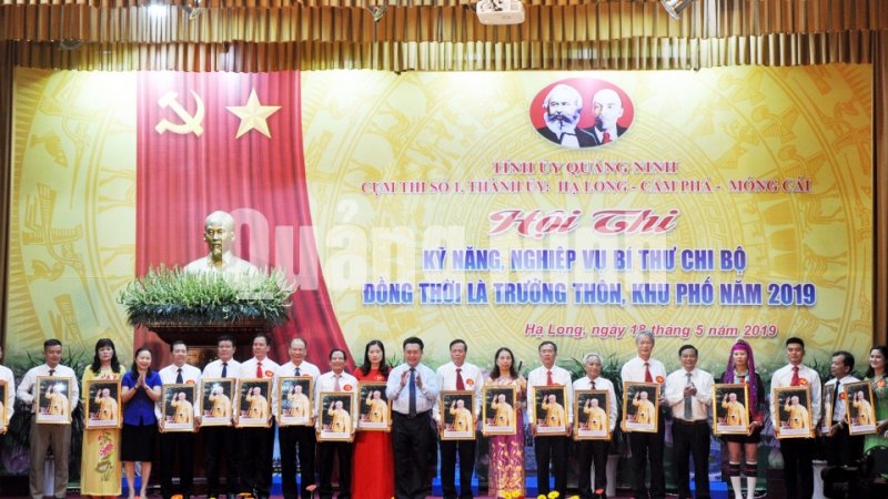 Ban Tổ chức tặng quà lưu niệm cho 19 thí sinh tham dự hội thi tại cụm thi số 1 (10-2019). Ảnh: Thu Chung