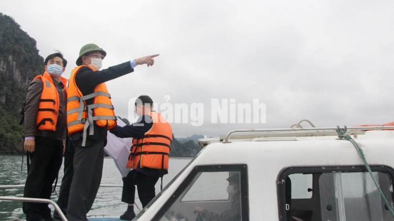 Bí thư Tỉnh ủy Nguyễn Xuân Ký kiểm tra toàn bộ khu vực cảng Con Ong (3-2021). Ảnh: Thu Chung