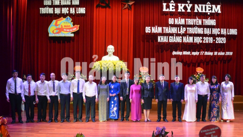 Các đại biểu chụp ảnh lưu niệm (10-2019). Ảnh: Nguyễn Thanh