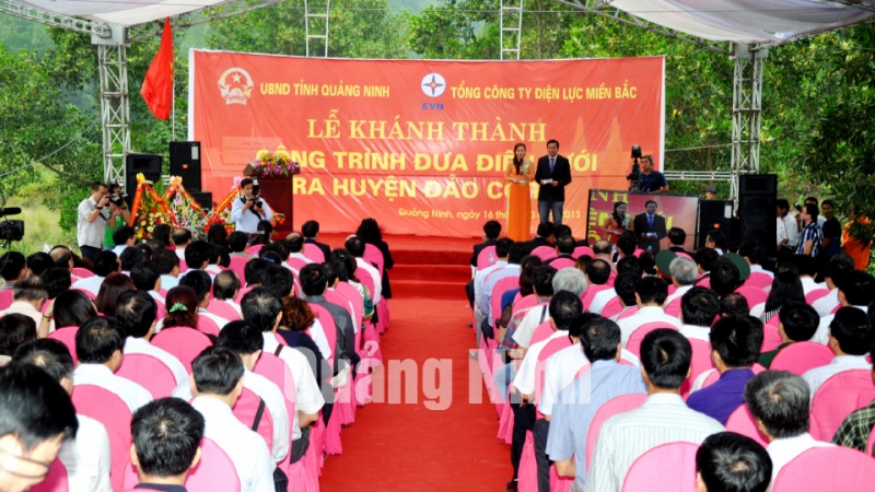 Quang cảnh buổi lễ khánh thành dự án đưa điện lưới ra huyện đảo Cô Tô (ngày 16-10-2013).