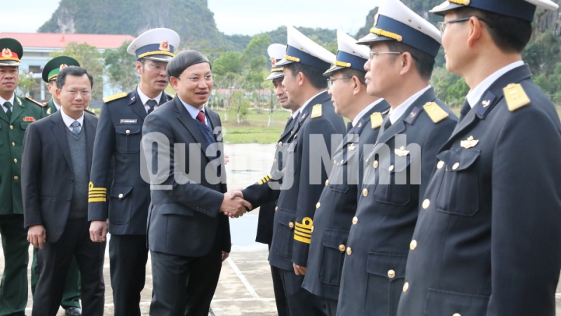 Bí thư Tỉnh ủy, Chủ tịch HĐND tỉnh chúc Tết CBCS Lữ đoàn 170 (1-2020). Ảnh: Hồng Nhung