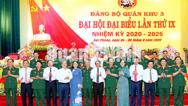 Ban Chấp hành Đảng bộ Quân khu 3 nhiệm kỳ 2020 - 2025 ra mắt Đại hội (8-2020). Ảnh: Văn Đảm