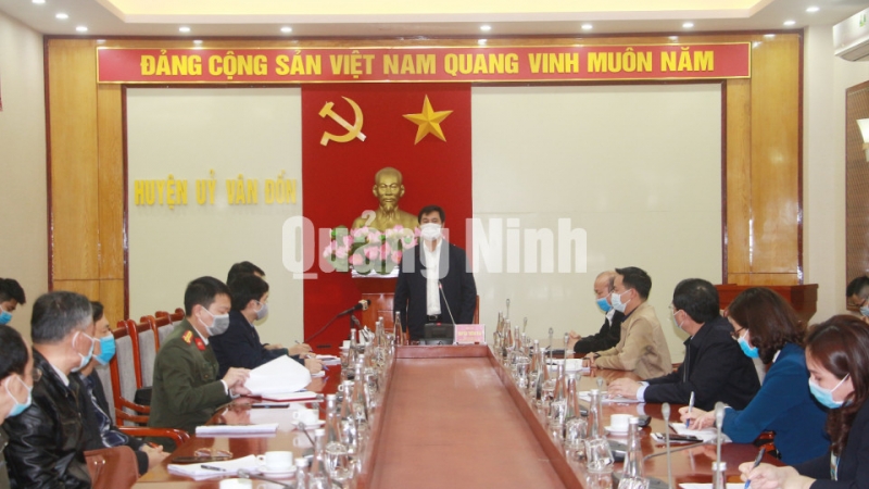 Chủ tịch UBND tỉnh Nguyễn Tường Văn phát biểu tại buổi làm việc với huyện Vân Đồn (1-2021). Ảnh: Mạnh Trường