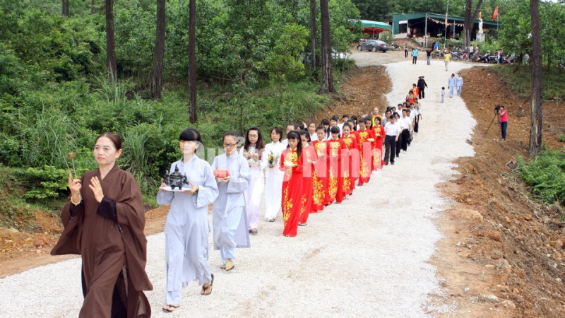 Phật tử và nhân dân hành hương lên chùa Vân Phong dịp lễ Vu Lan.