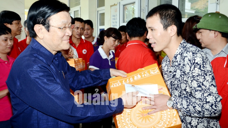 Chủ tịch nước Trương Tấn Sang tặng quà cho nhân dân Khu 4, phường Mông Dương (TP Cẩm Phả)