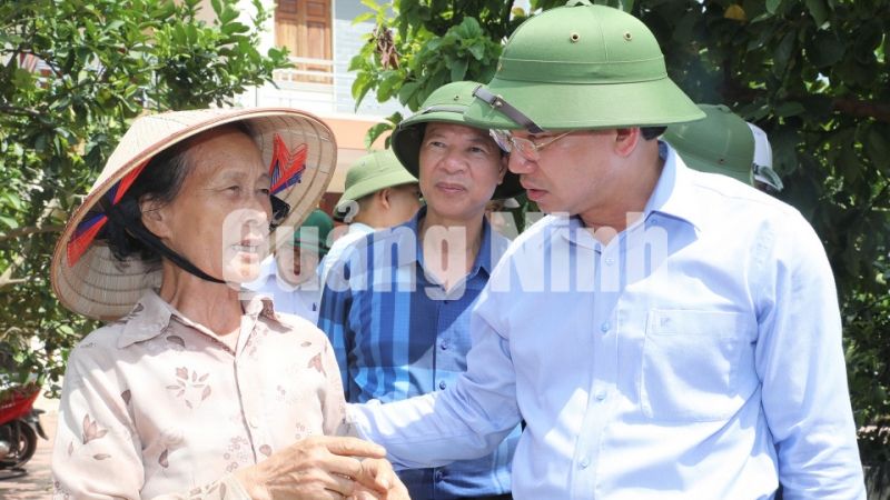 Bí thư Tỉnh ủy Nguyễn Xuân Ký trò chuyện với người dân nằm trong diện GPMB liên quan đến dự án cải tạo, nâng cấp đường Dốc Đỏ - Yên Tử (7-2020). Ảnh: Đỗ Phương