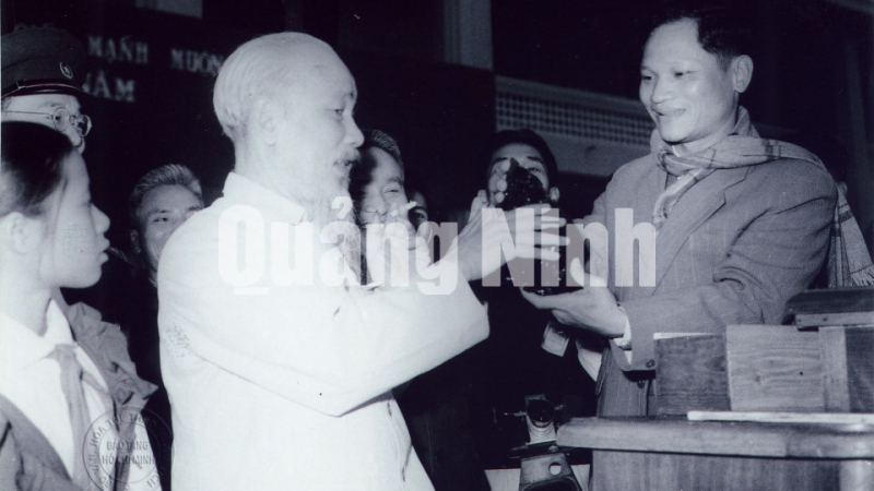 Đòng chí Nguyễn Thọ Chân, Bí thư Tỉnh ủy Quảng Ninh biếu Bác Hòn than đầu tiên của kế hoạch khai thác năm 1965 vì miền Nam ruột thịt.