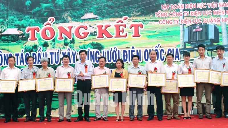 Đồng chí Nguyễn Văn Đọc, Chủ tịch UBND tỉnh tặng bằng khen cho các tập thể đã có thành tích tốt trong công tác đầu tư xây dựng lưới điện quốc gia khu vực nông thôn tỉnh Quảng Ninh năm 2011-2012.