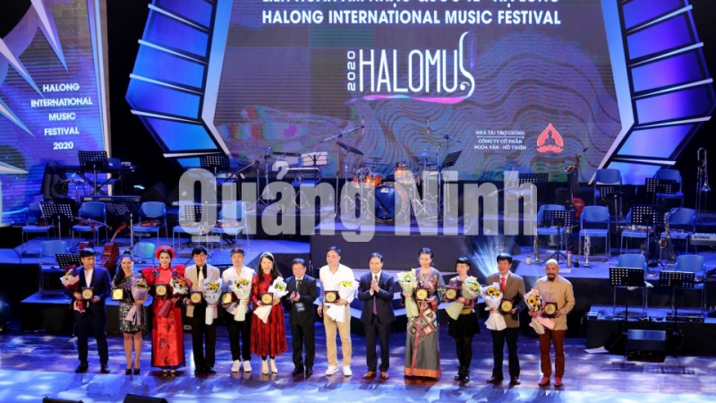 Ban Tổ chức tặng hoa và quà lưu niệm cho đại diện các đoàn nghệ thuật tham gia Festival (1-2020). Ảnh: Minh Hà