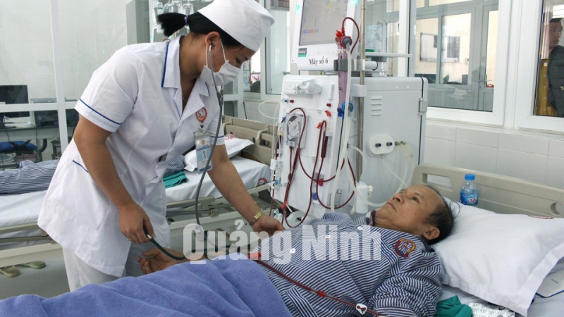 Bệnh nhân chạy thận nhân tạo tại Trung tâm Y tế TX Quảng Yên (2-2019). Ảnh: Phạm Tuyết (Trung tâm TT&VH Thị xã Quảng Yên)
