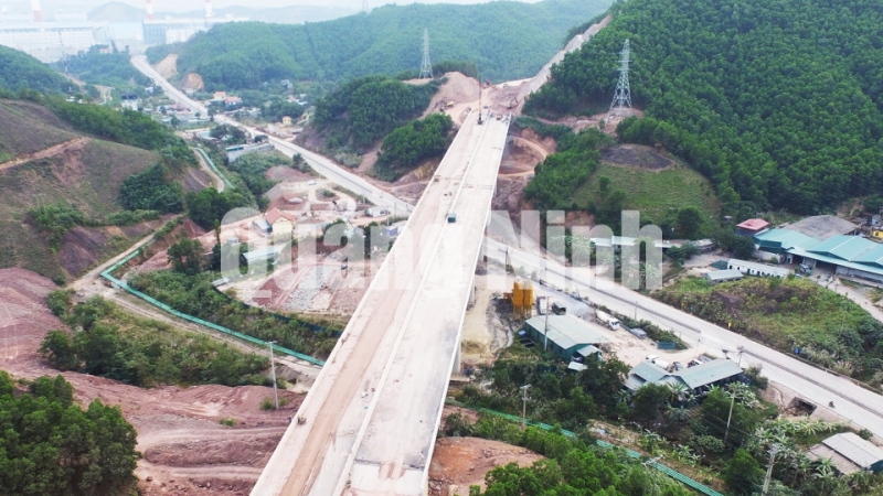 Thi công các cầu trên tuyến cao tốc Hạ Long - Vân Đồn (1-2018). Ảnh: Đỗ Phương