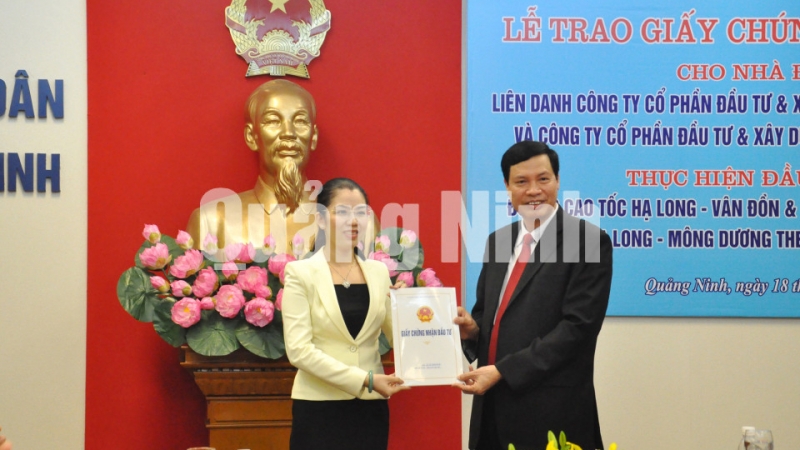 Đồng chí Nguyễn Đức Long, Chủ tịch UBND tỉnh trao Giấy chứng nhận đầu tư cho Nhà đầu tư. Ảnh: Thái Cảnh