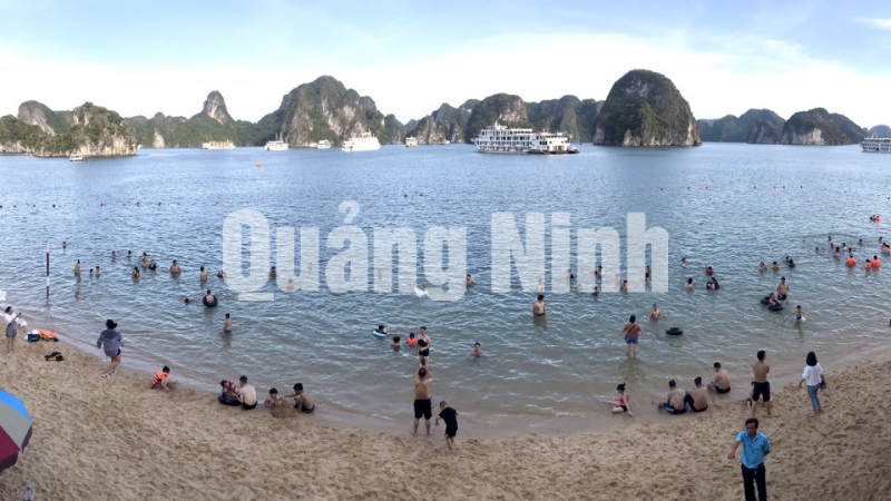 Du khách tắm biển ở bãi tắm Ti Tốp (7-2020). Ảnh: Hoàng Quỳnh