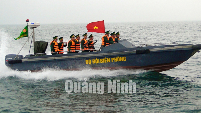 Chiến sĩ biên phòng Thanh Lân (Cô Tô)tuần tra trên biển (1-2018). Ảnh: Phạm Học