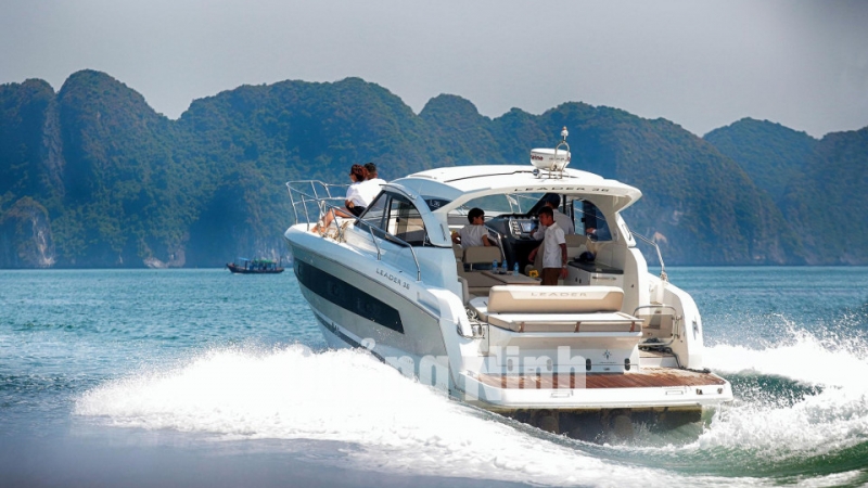 Du khách thưởng ngoạn trọn vẹn vẻ đẹp của Vịnh Hạ Long trên du thuyền sang trọng (9-2020). Ảnh: Hùng Sơn