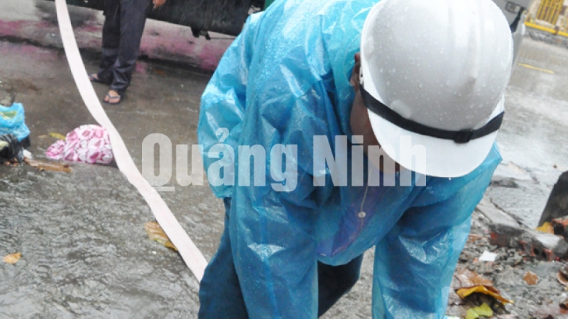 Rải ống dẫn nước vào nhà dân. Ảnh Thái Bình