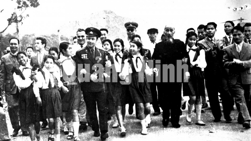Chủ tịch Hồ Chí Minh cùng G. Titov với các cháu thiếu niên khu Hồng Quảng tại Bãi Cháy (22-1-1962).